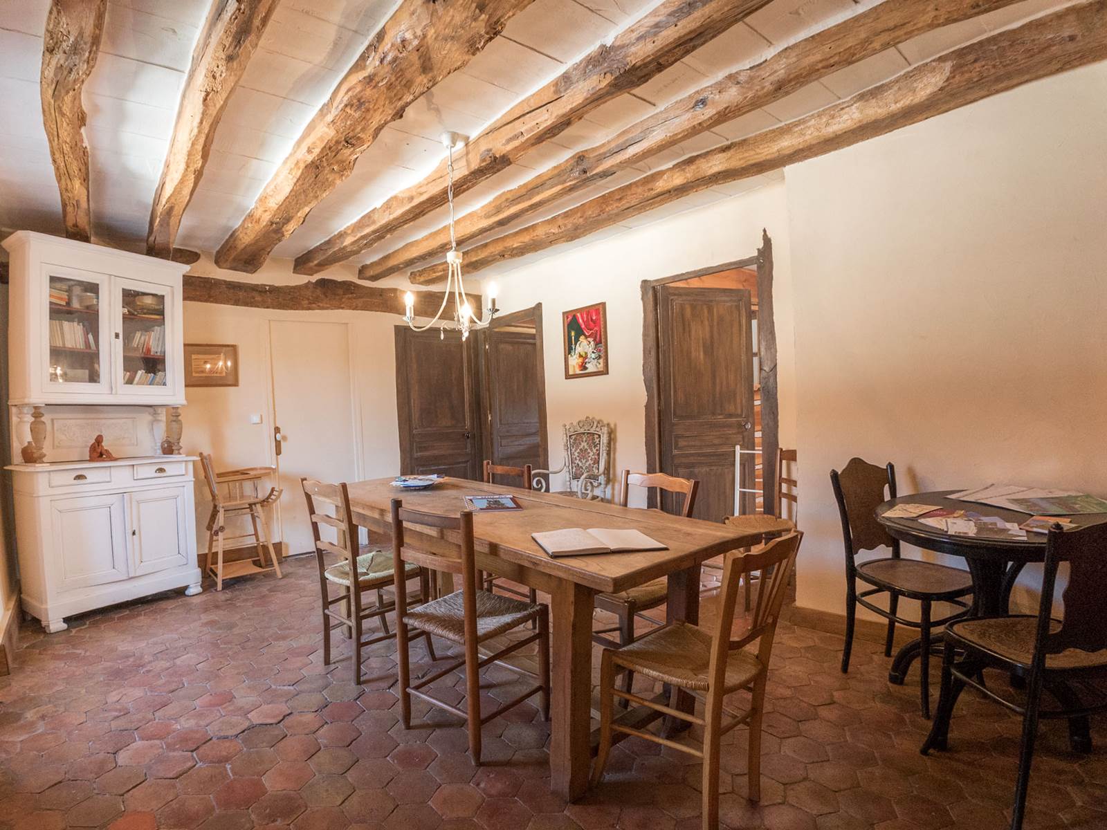 Salle à manger attenante aux chambres pour l'ensemble de nos hôtes-carousel